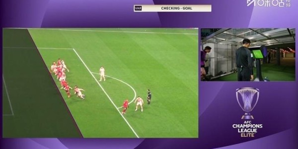 开云APP-蓉城逃过一劫！武里南进球被吹，VAR介入3分钟，越位毫厘之间