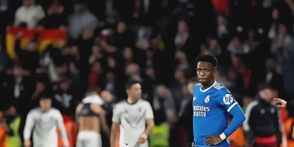 开云下载-11连胜VS三天崩盘！巴萨的稳定与皇马的混乱，赛季结局初见端倪？