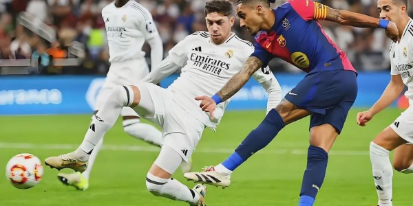 开云下载-11连胜VS三天崩盘！巴萨的稳定与皇马的混乱，赛季结局初见端倪？