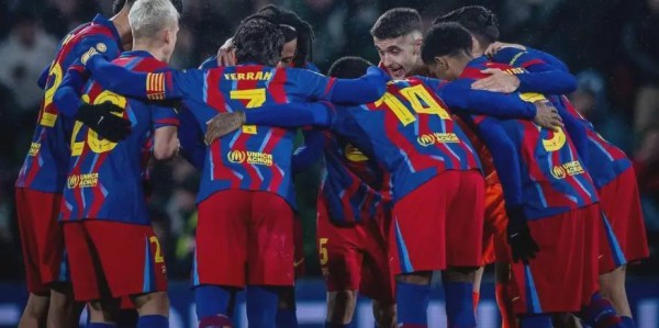 开云下载-11连胜VS三天崩盘！巴萨的稳定与皇马的混乱，赛季结局初见端倪？