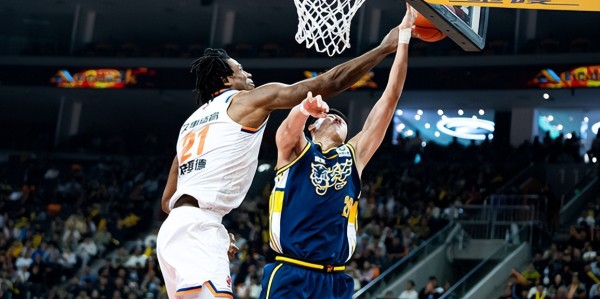 开云官网-沪粤强强对话一边倒，广东男篮一问题无限凸显，杜锋抱头尽显无奈