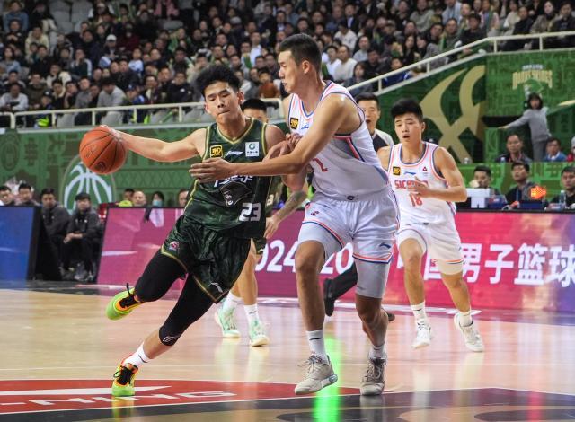 1744084251169936538.jpg (体育)(1)篮球——CBA:南京头排苏酒胜四川丰谷酒业XxjpseC007526_20241129_PEPFN0A001.jpg